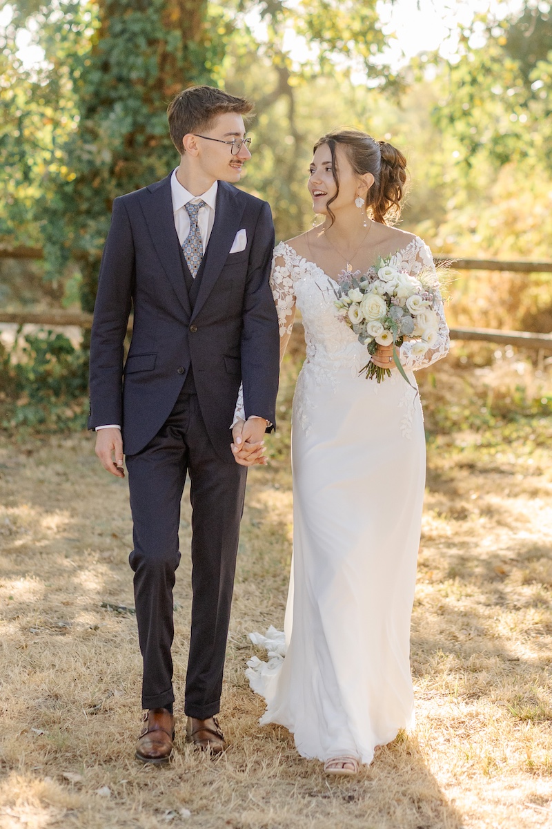 Couple de mariés au Domaine du Chêne Vert, gîte de groupe pour mariages, cousinades et séminaires en Vendée Couple de mariés au Domaine du Chêne Vert, gîte de groupe pour mariages, cousinades et séminaires en Vendée