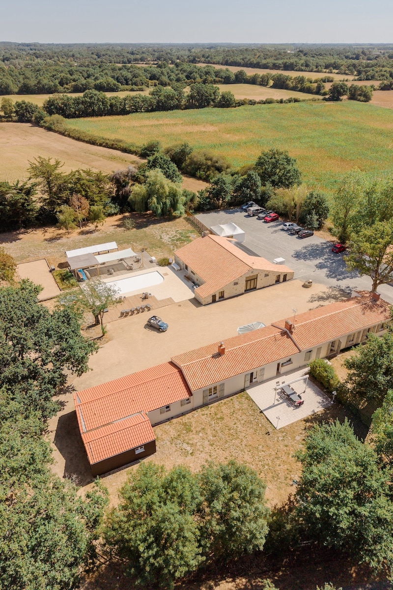 Soirée de mariage au Domaine du Chêne Vert vue du ciel, gîte de groupe et piscine illuminés à Sallertaine en Vendée Soirée de mariage au Domaine du Chêne Vert vue du ciel, gîte de groupe et piscine illuminés à Sallertaine en Vendée
